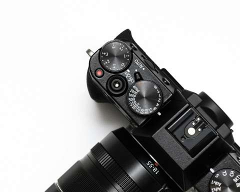 black DSLR camera